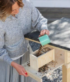 Dehner Natura Futterhaus Karwendel, Natur, Inkl. Ständer, Ca. B84,3/H127,2/T84,3 Cm -Garten Und Außenbereich 6622872 6622898 6622906 6622922 WE MO 004 NVHRofanKarwendel