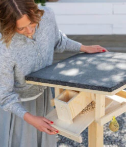 Dehner Natura Futterhaus Karwendel, Natur, Inkl. Ständer, Ca. B84,3/H127,2/T84,3 Cm -Garten Und Außenbereich 6622872 6622898 6622906 6622922 WE MO 008 NVHRofanKarwendel