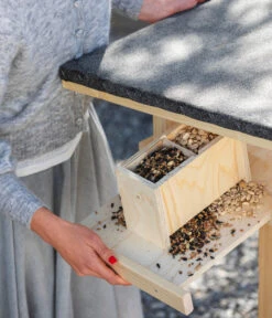 Dehner Natura Futterhaus Karwendel, Natur, Inkl. Ständer, Ca. B84,3/H127,2/T84,3 Cm -Garten Und Außenbereich 6622872 6622898 6622906 6622922 WE MO 012 NVHRofanKarwendel