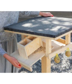 Dehner Natura Futterhaus Karwendel, Natur, Inkl. Ständer, Ca. B84,3/H127,2/T84,3 Cm -Garten Und Außenbereich 6622872 6622898 6622906 6622922 WE MO 013 NVHRofanKarwendel